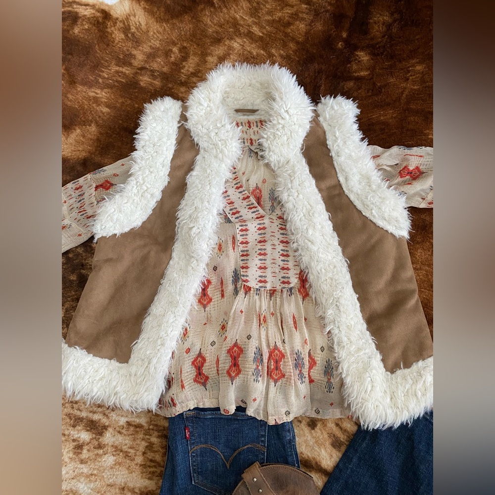 Old Navy Faux Suede Sherpa Vest - Picture 6 of 12